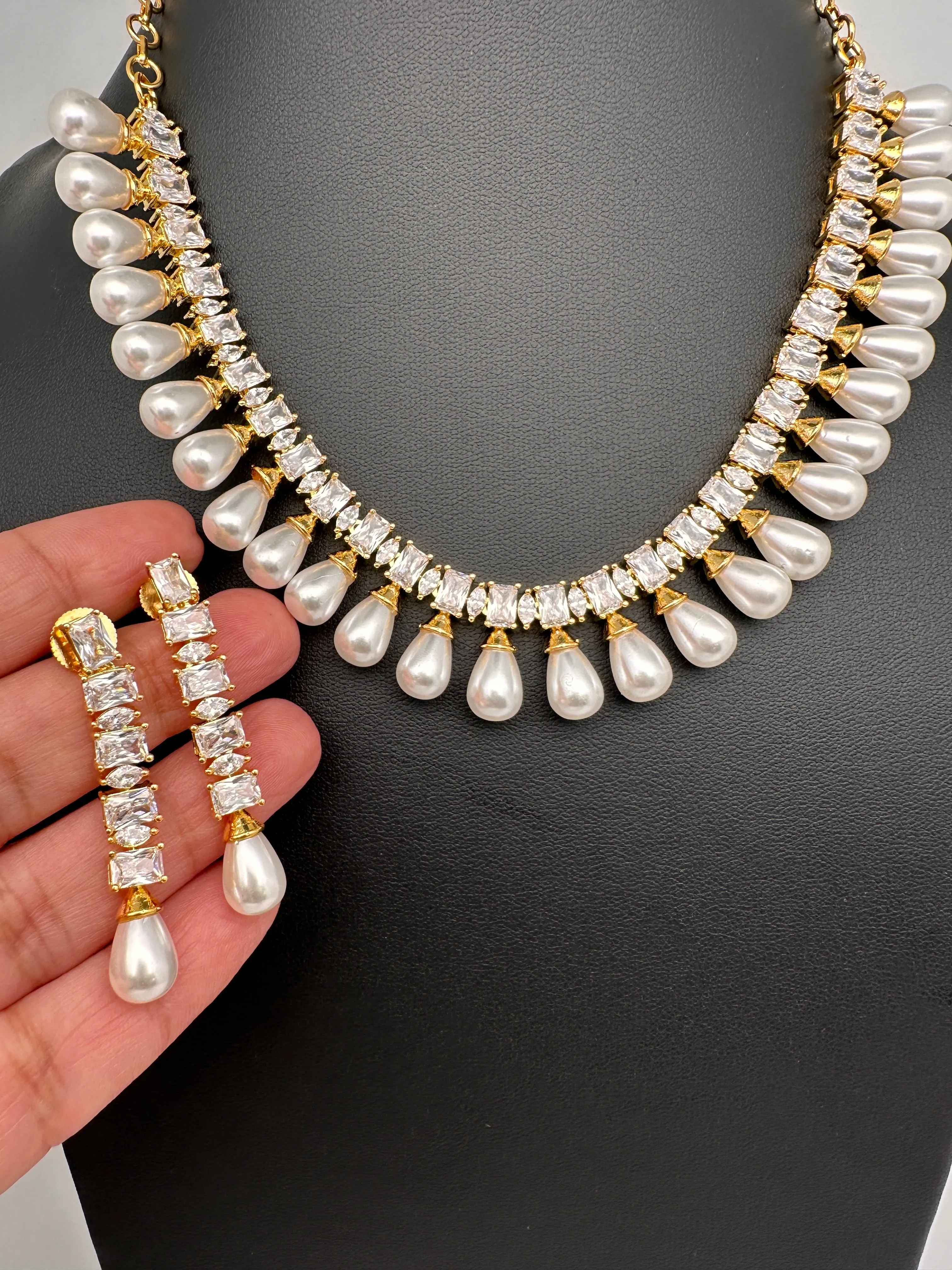 AD Color Stone Pearls Neckline Short Necklace
