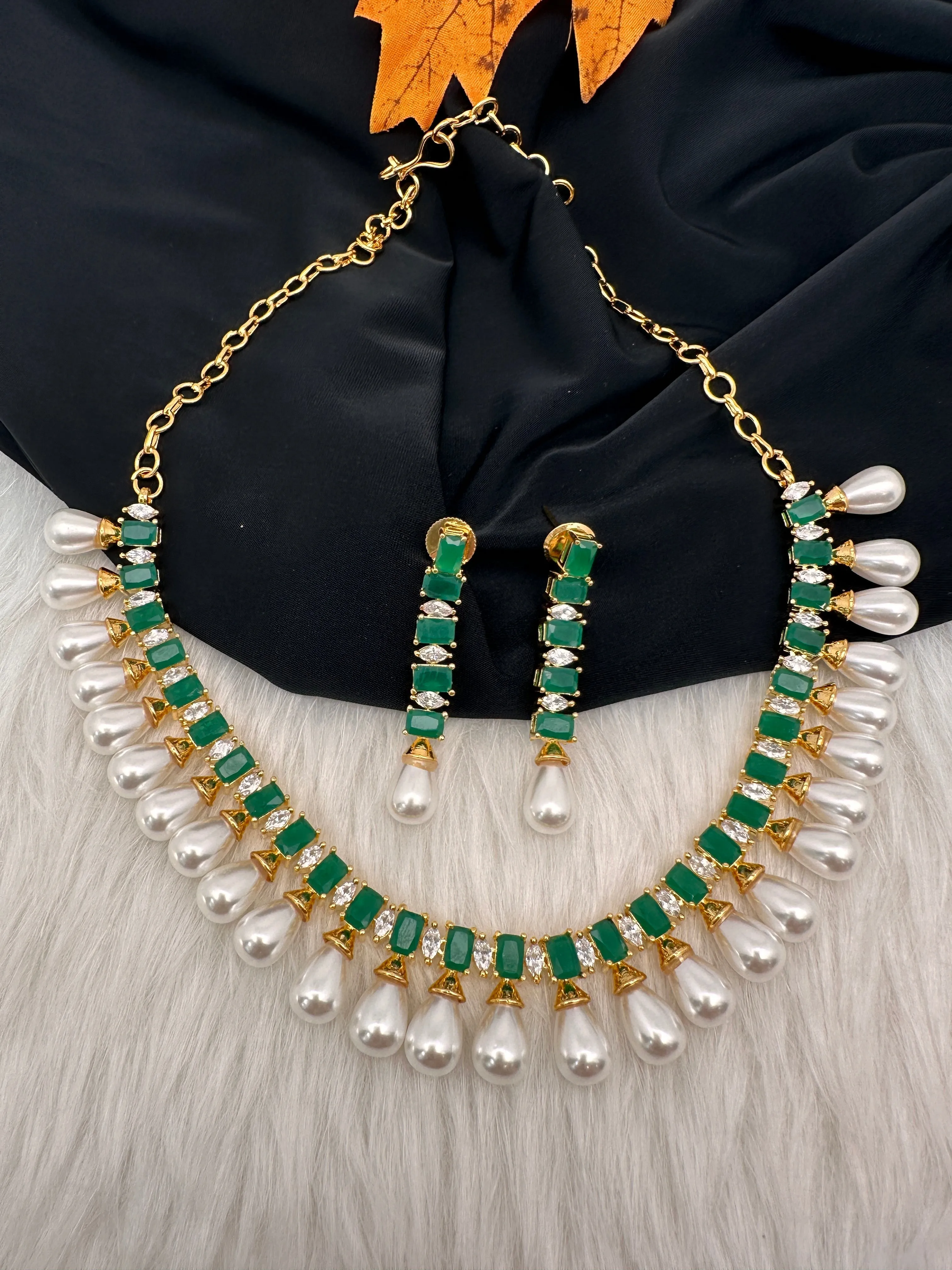 AD Color Stone Pearls Neckline Short Necklace