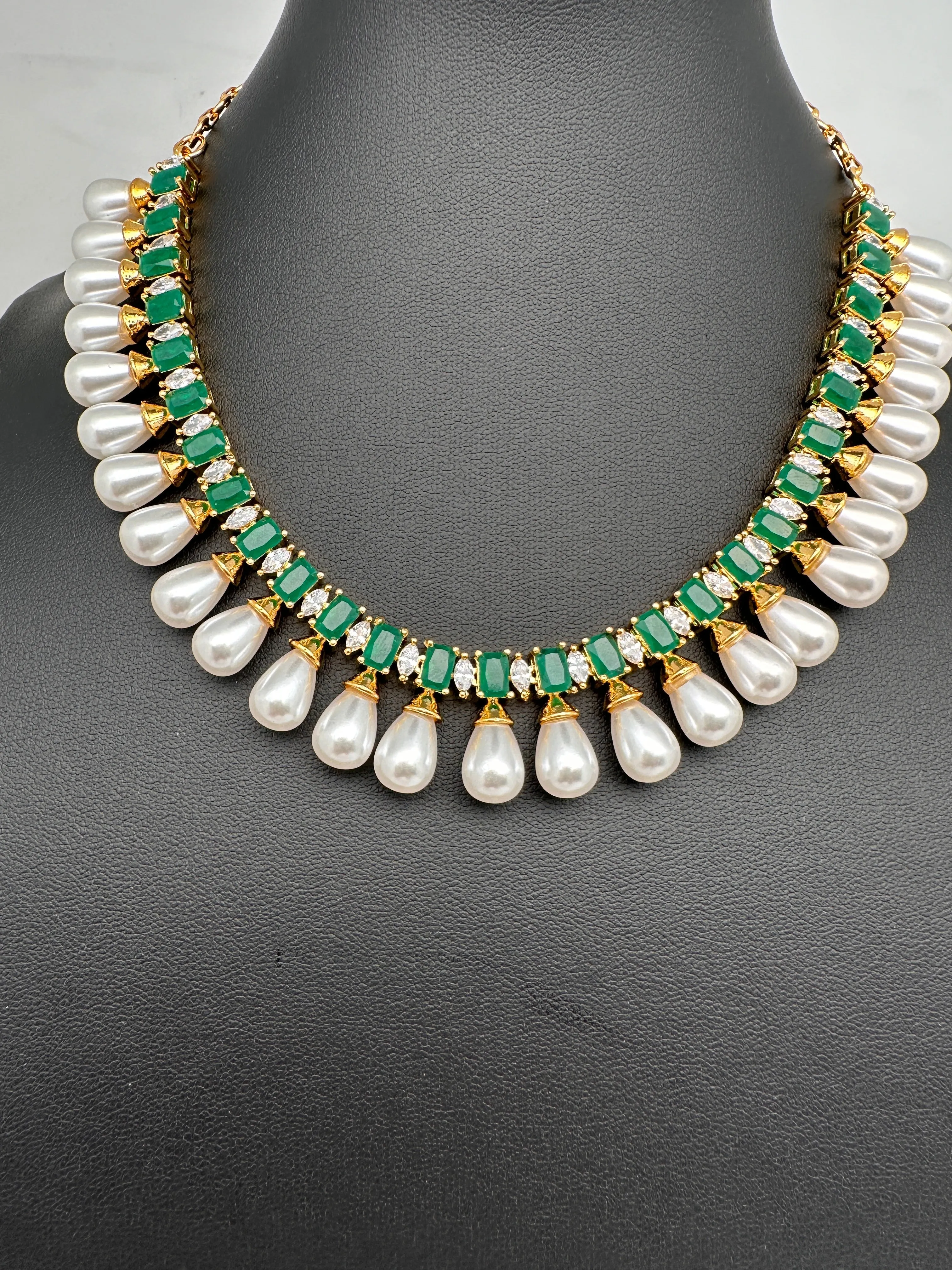 AD Color Stone Pearls Neckline Short Necklace