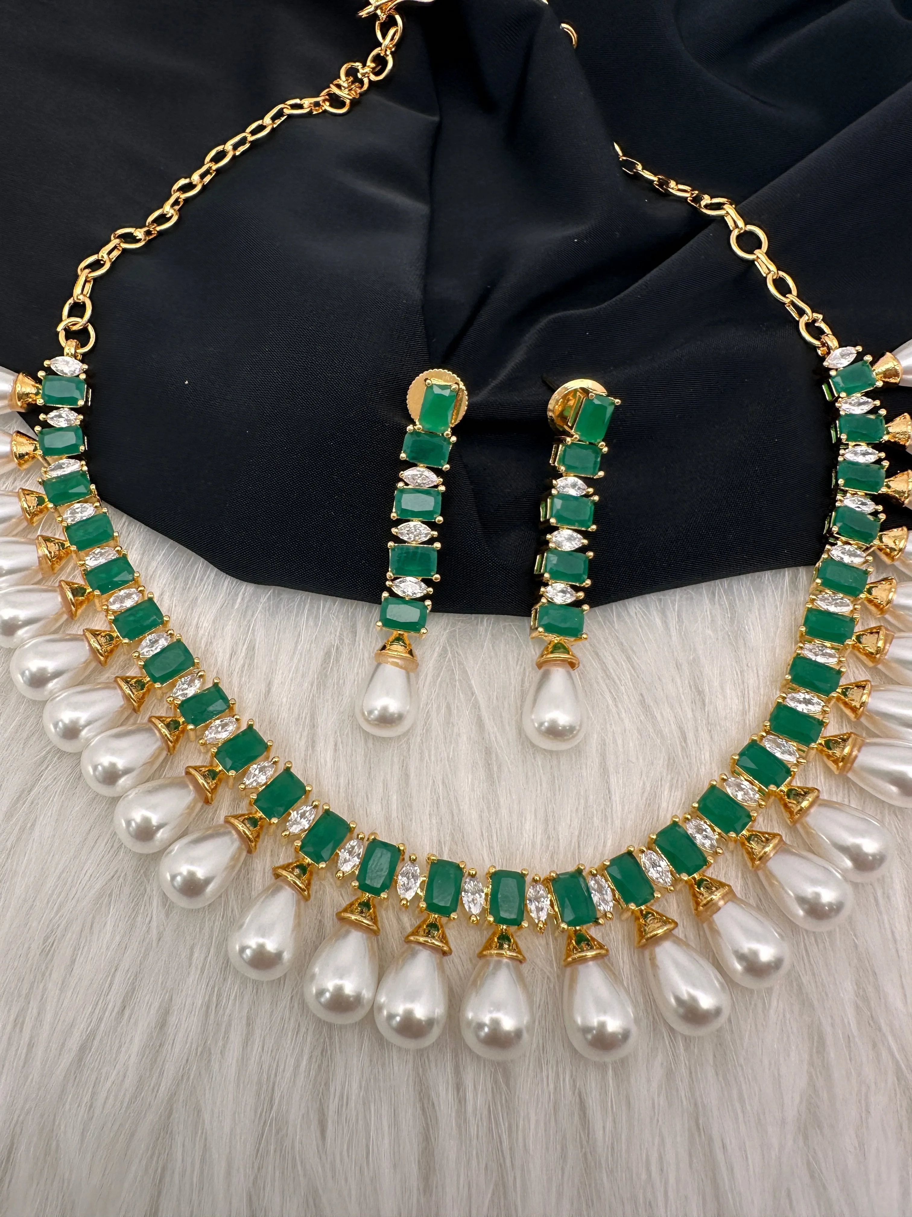 AD Color Stone Pearls Neckline Short Necklace